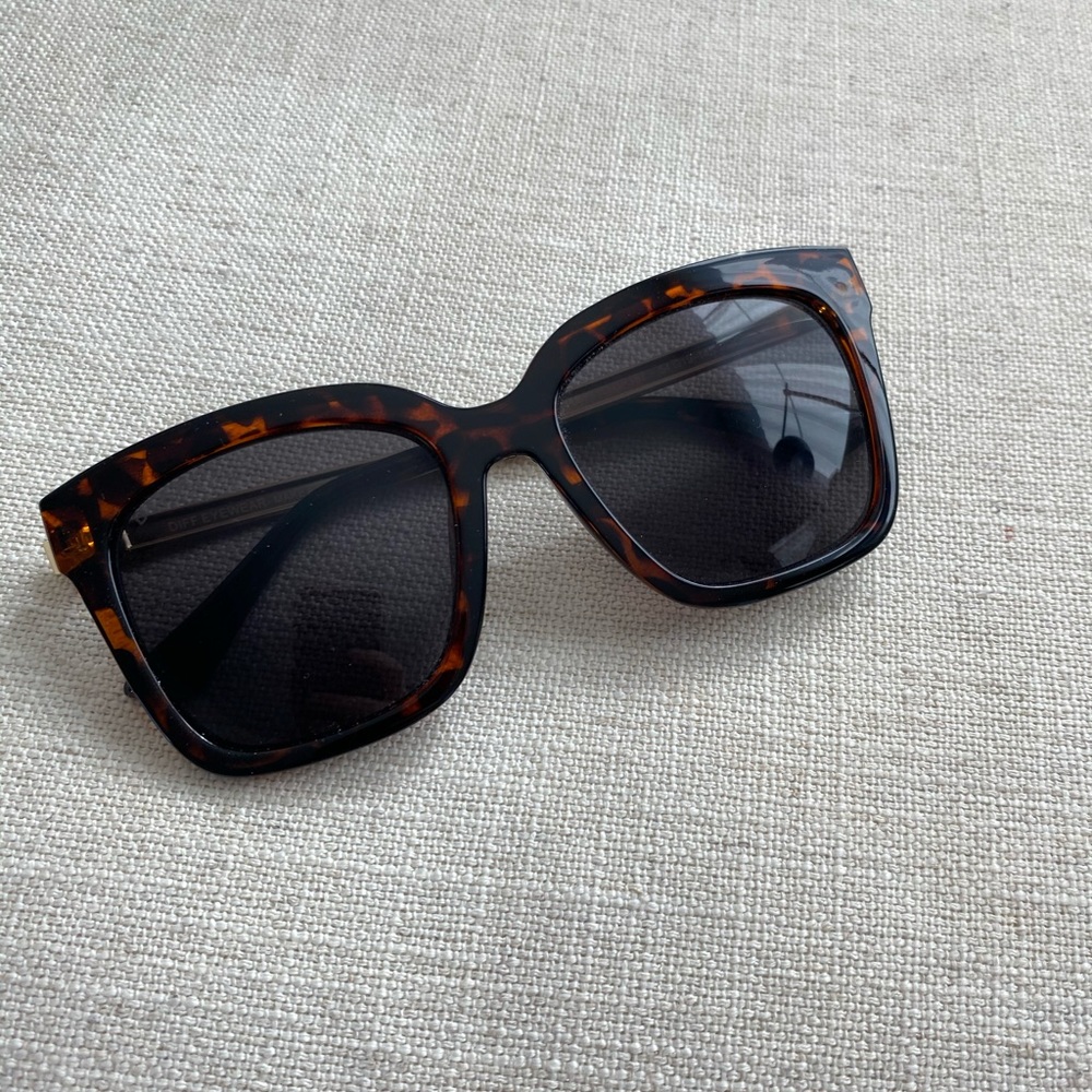Diff Sunglasses, never worn and adorable!